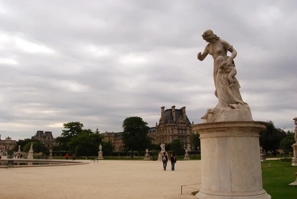 Woman statue and Louvre museum — Stock Photo, Image