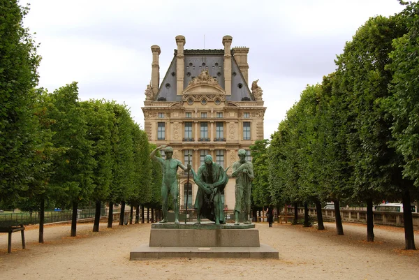 Bronze statue in front of Louvre museum — Stock Photo, Image