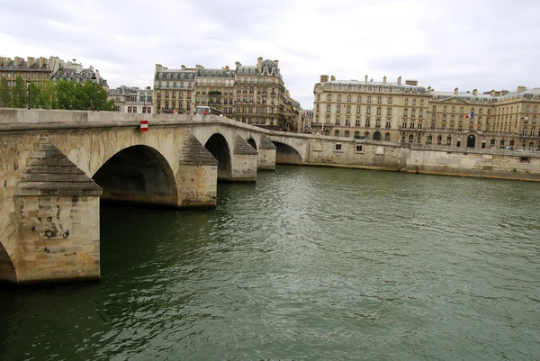Puente medieval sobre el Sena — Foto de Stock