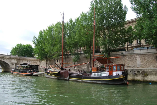 Yate privado y barco en Seine Bank — Foto de Stock
