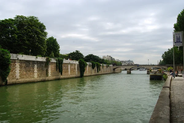 Река Сена и набережная — стоковое фото