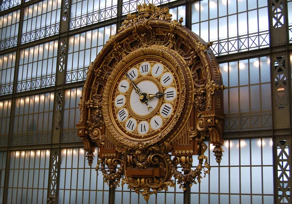 Χρυσό ρολόι στον τοίχο του d'Orsay — Φωτογραφία Αρχείου