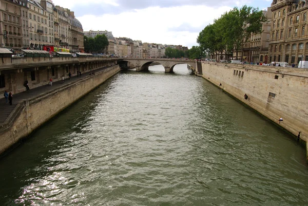 塞纳河巴黎内地之间和 — 图库照片