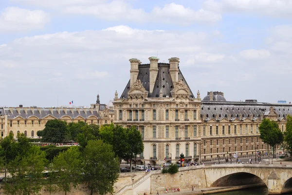 Exteriér budovy muzea Louvre, Paříž — Stock fotografie