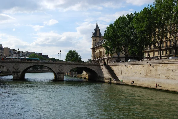 Köprü üzerinde Seine ve paris şehir merkezine — Stok fotoğraf