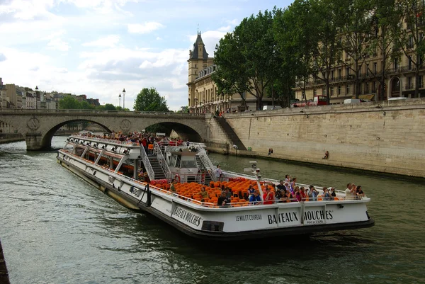 Turistik gemi Paris'te seine Nehri üzerinde — Stok fotoğraf