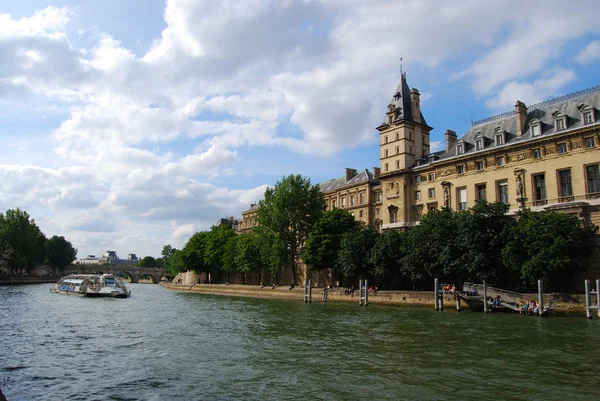 Река Сена с туристическим кораблем, набережные — стоковое фото