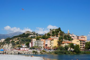Menton şehir ve kırmızı uçurtma