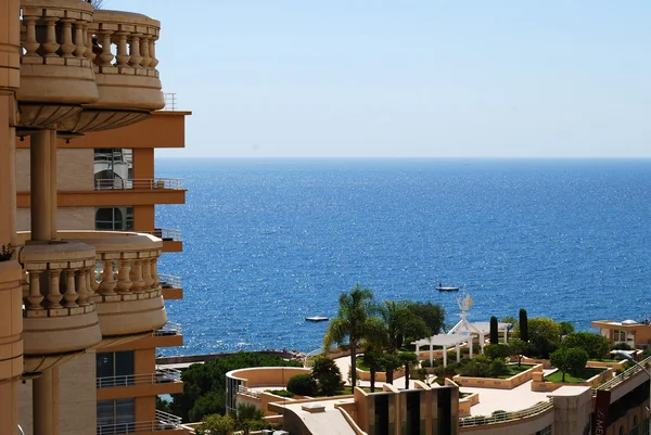 Monaco: glamour hotel en zonovergoten zee — Stockfoto
