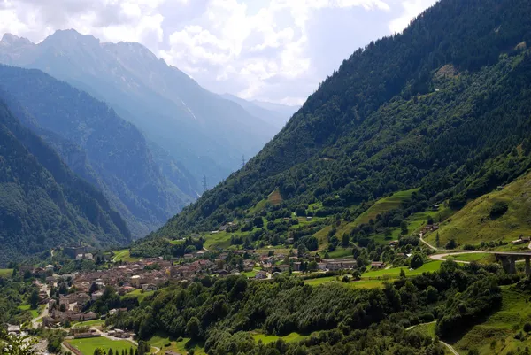 İsviçre Alpleri'nde dağ köyü
