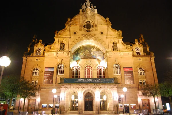 纽伦堡市歌剧院在晚上 — 图库照片