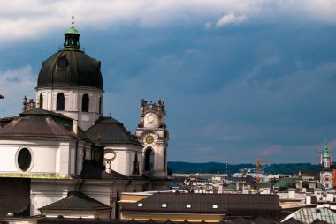 Salzburg yağmurlu bulutlar altında