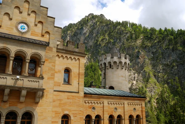 Muro del castello e torre dell'orologio — Foto Stock