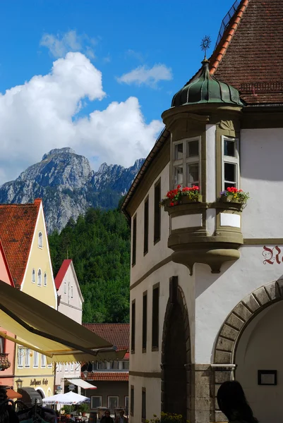 Weergave van fussen stadhuis en Alpen — Stockfoto