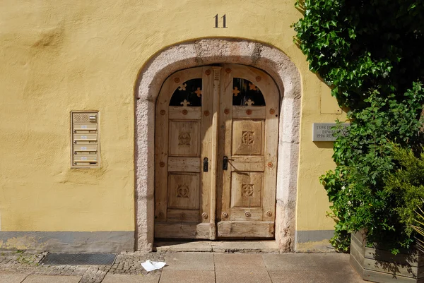 Średniowieczne drewniane drzwi w Füssen — Zdjęcie stockowe