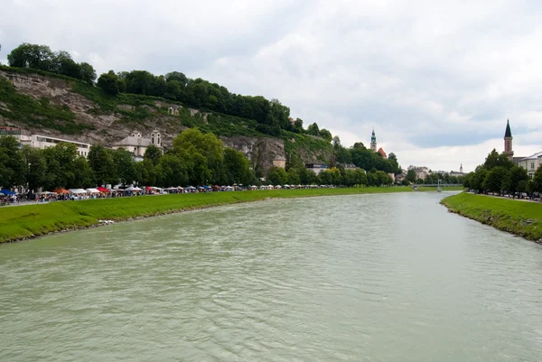 Salzach rivier en salzburg embankment — Stockfoto