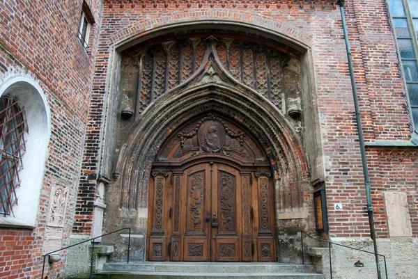 Прикрашені дерев'яні двері до церкви — стокове фото