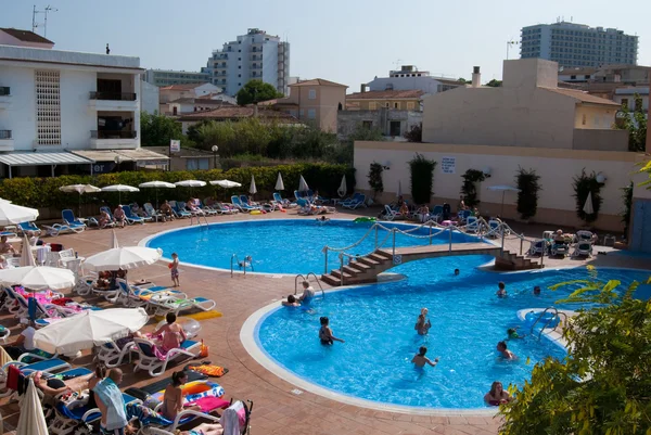 Hotelový bazén v can picafort — Stock fotografie