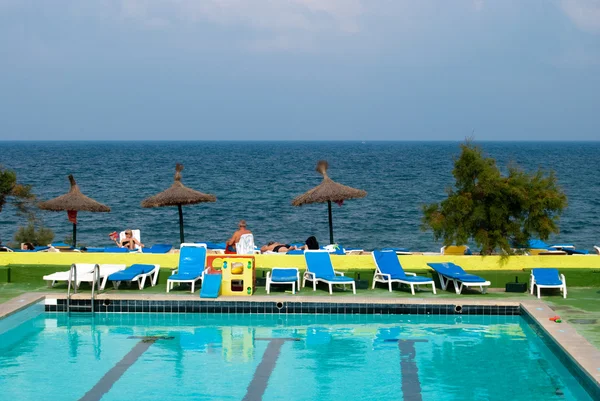 Готельний басейн і море — стокове фото