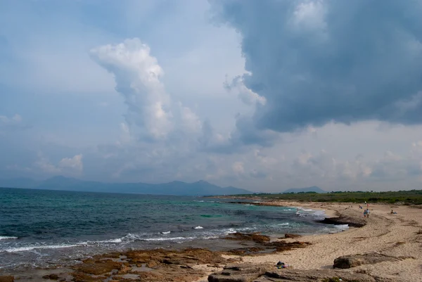 Paisaje nublado tormentoso y playa de Mallorca — Foto de Stock