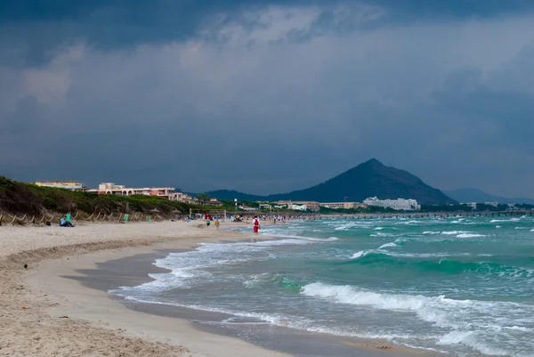 Mallorca strand onder zware wolken — Stockfoto