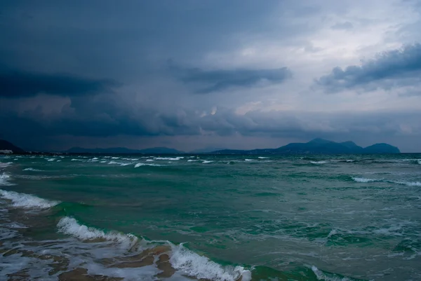 Agua oscura del mar Mediterráneo —  Fotos de Stock