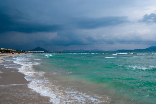Смарагдовою водою Середземне море — стокове фото