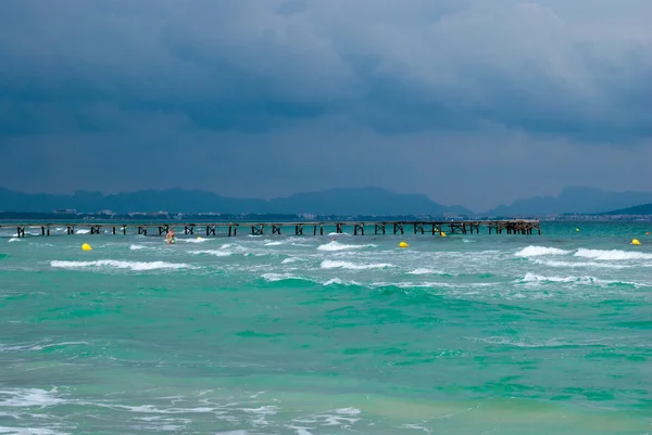 Turkoois water en de houten pier — Stockfoto