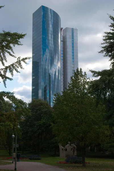 Parque e um arranha-céu em Frankfurt — Fotografia de Stock