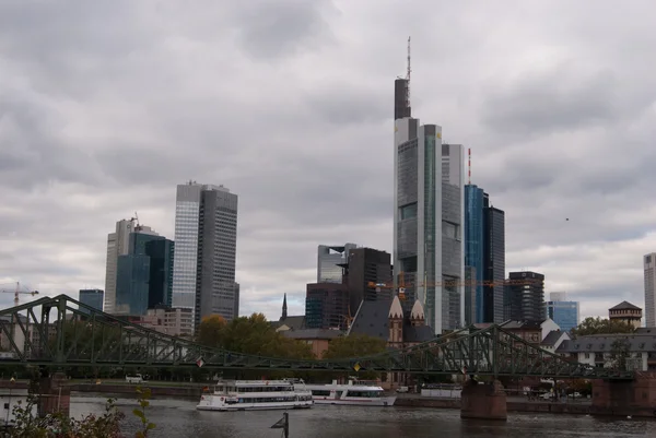 Centra města Frankfurt a hlavní řeka — Stock fotografie