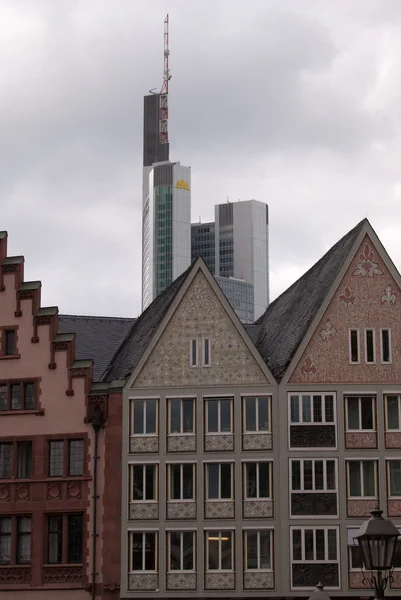 Старе місто і хмарочос в Франкфурт-на- — стокове фото