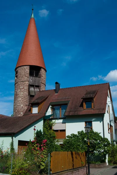 Жилой дом и средневековая башня — стоковое фото