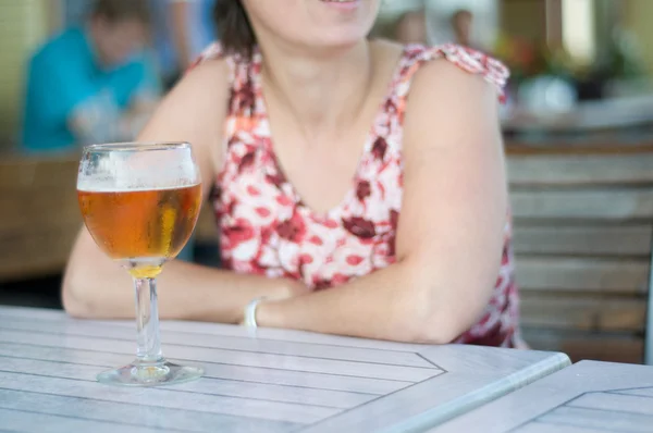 Žena nad pivem Stock Snímky