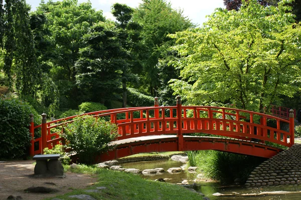 Puente rojo en un jardín japonés — Foto de Stock