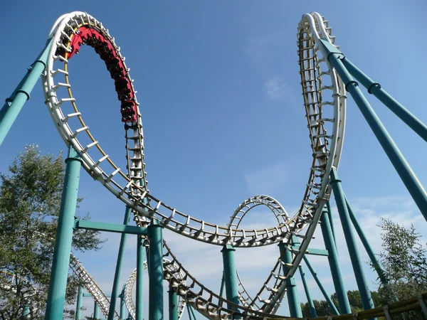 Rollercoaster w parku rozrywki — Zdjęcie stockowe