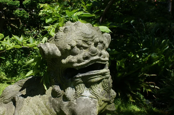 Statue en pierre japonaise d'un lion — Photo