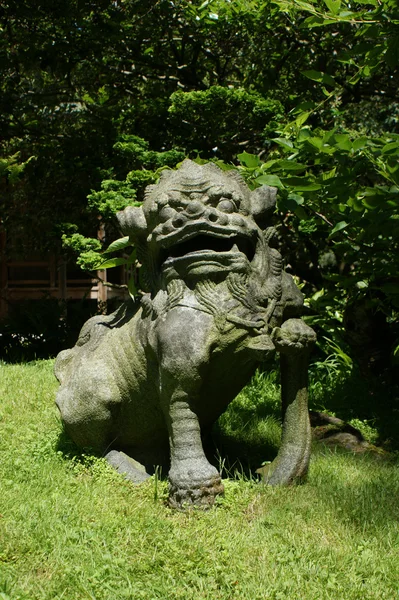 Japanese stone statue of a lion — Stock Photo, Image