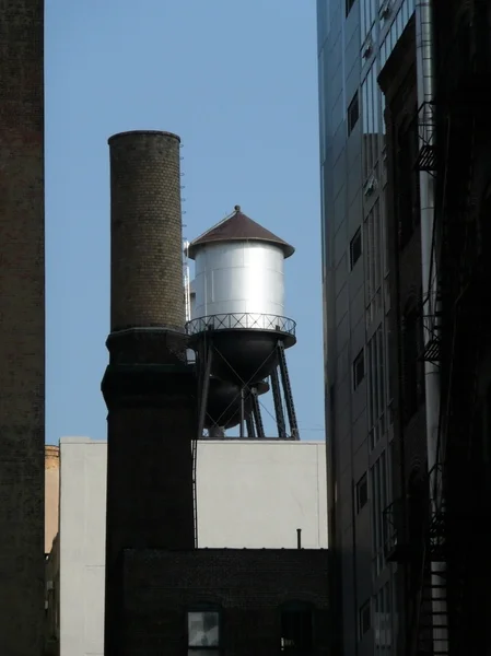 Watertank atop manhattan gebouw — Stockfoto