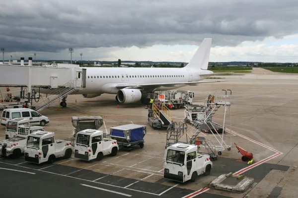 Samolot zaparkowany na lotnisku — Zdjęcie stockowe
