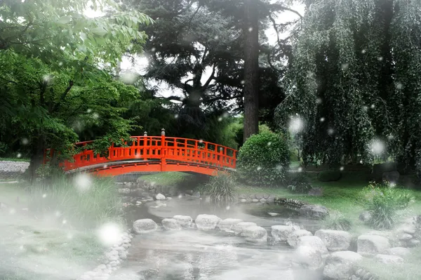 Ponte vermelha em um jardim japonês — Fotografia de Stock