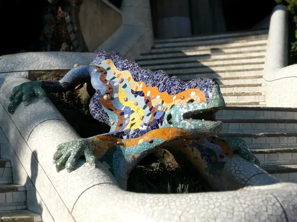 Fuente de lagarto Antoni Gaudí en el parque Güell, Barcelona, España —  Fotos de Stock