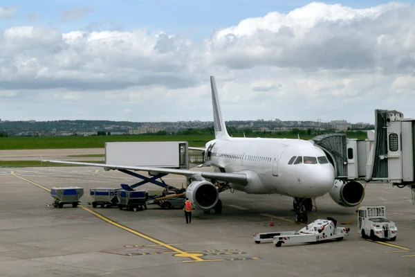 Самолет припаркован в аэропорту — стоковое фото
