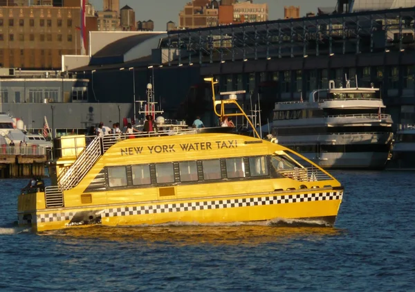 Нью - Йоркське водяне таксі — стокове фото
