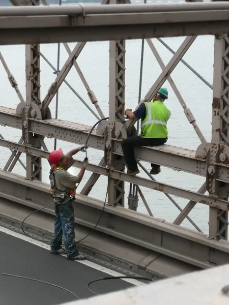 stock image Workers on Brooklyn Bridge