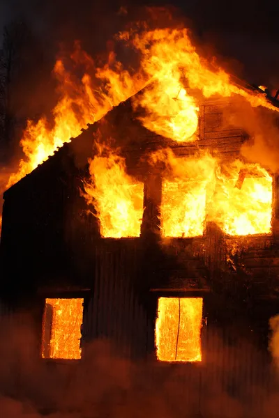 Casa in fiamme — Foto Stock