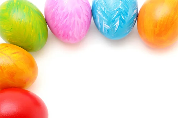 Moldura de ovos de Páscoa no branco — Fotografia de Stock