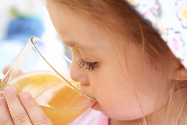 Menina bebendo suco — Fotografia de Stock