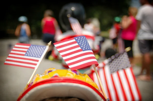 3 banderas americanas en un desfile — Foto de Stock