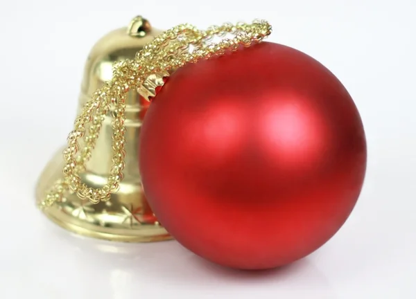 Bola de Navidad y campana — Foto de Stock