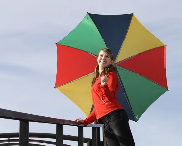 Szczęśliwa dziewczyna z parasolem — Zdjęcie stockowe